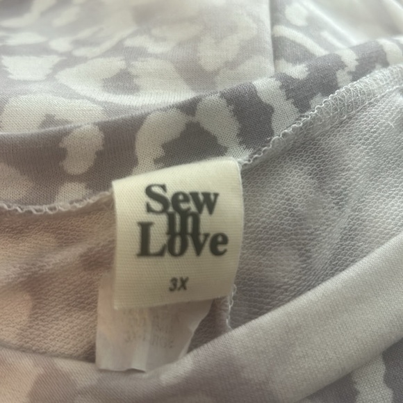 NWOT. Woman’s rounded neckline, short sleeve t-shirt with ombre predator print. - Picture 7 of 9